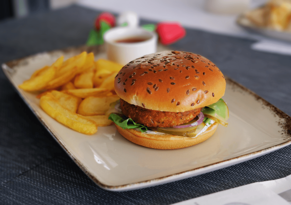 Burger vegan cu cartofi prăjiți 